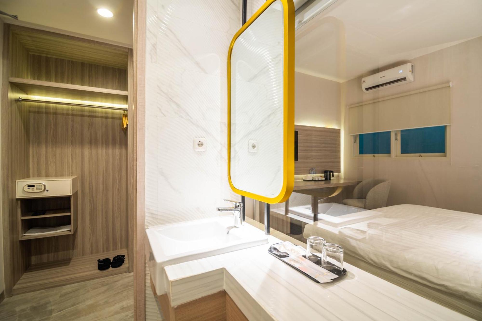 Yulia Hotel Managed By Hig Gorontalo Eksteriør billede
