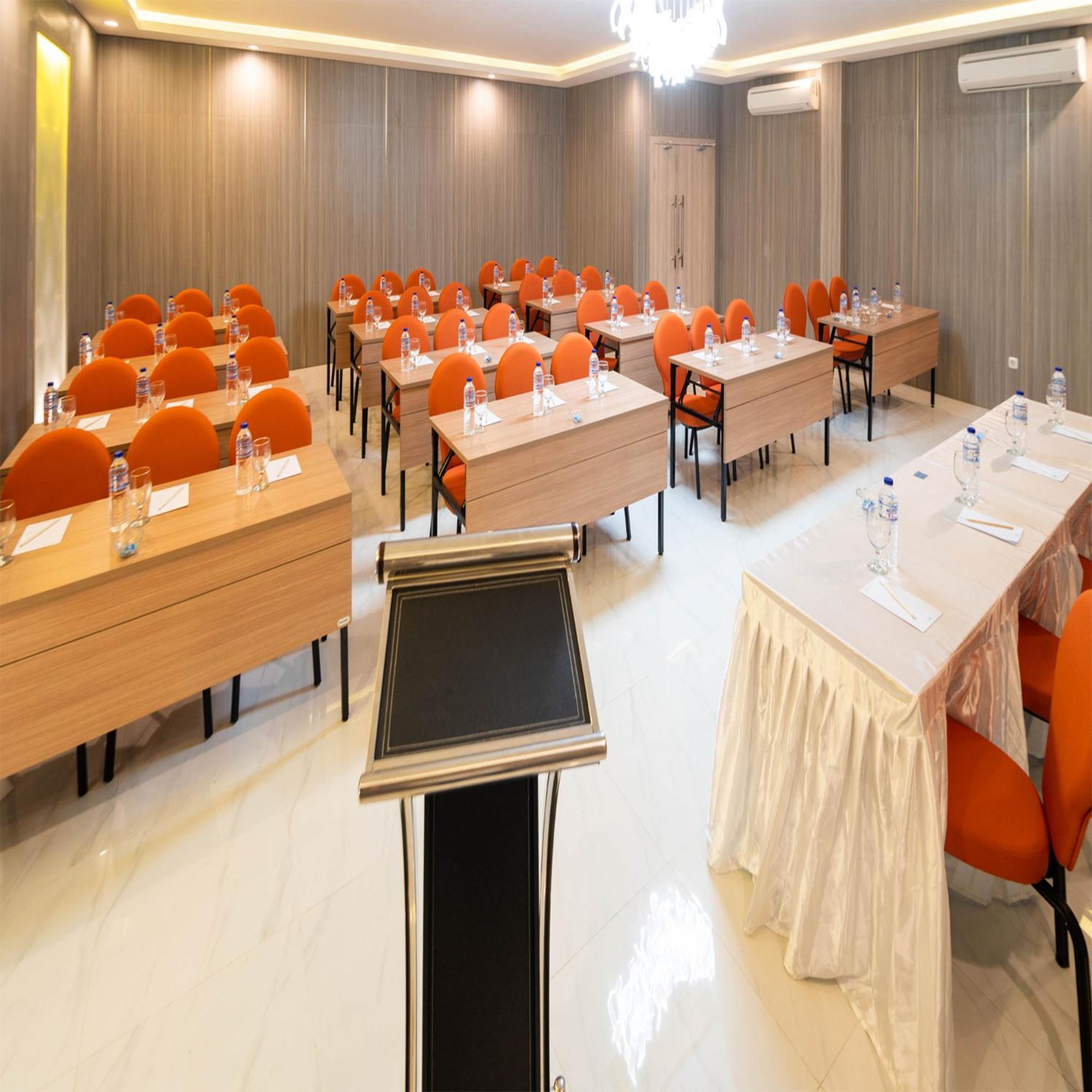 Yulia Hotel Managed By Hig Gorontalo Eksteriør billede