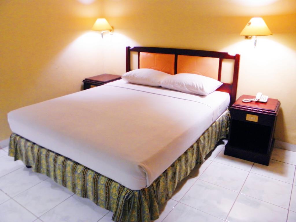 Yulia Hotel Managed By Hig Gorontalo Værelse billede