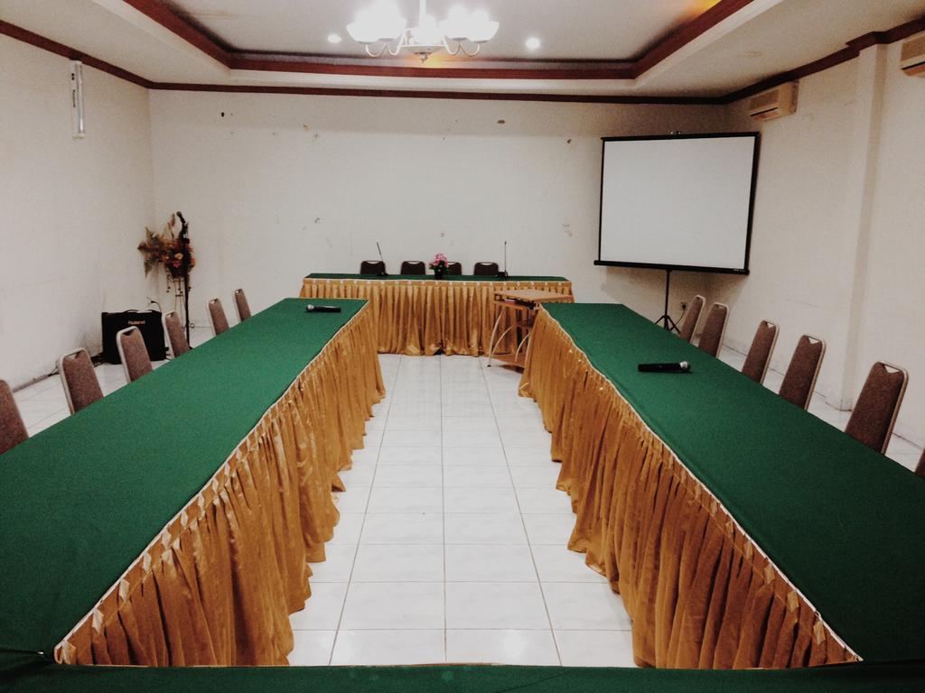 Yulia Hotel Managed By Hig Gorontalo Eksteriør billede