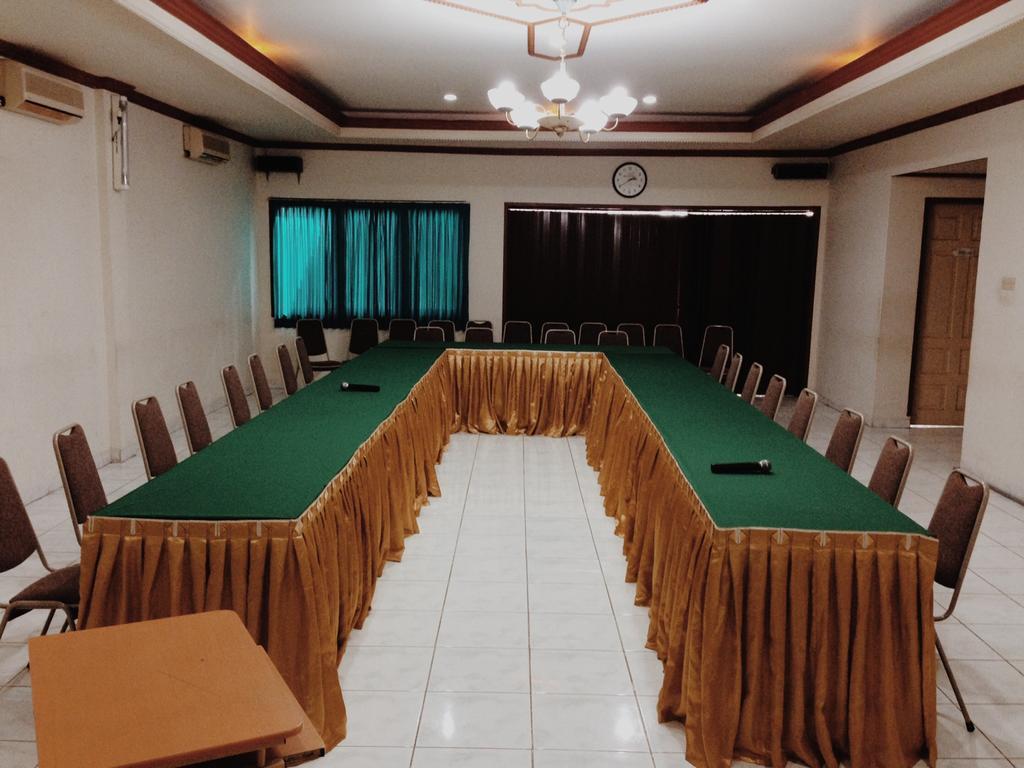 Yulia Hotel Managed By Hig Gorontalo Eksteriør billede