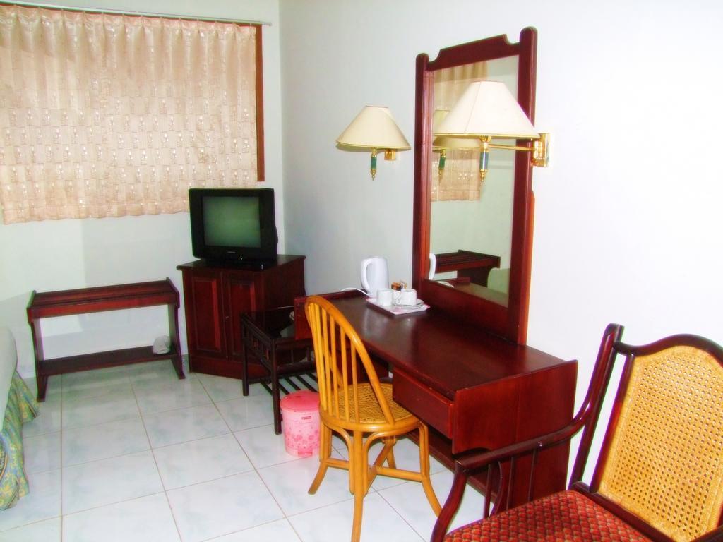 Yulia Hotel Managed By Hig Gorontalo Værelse billede