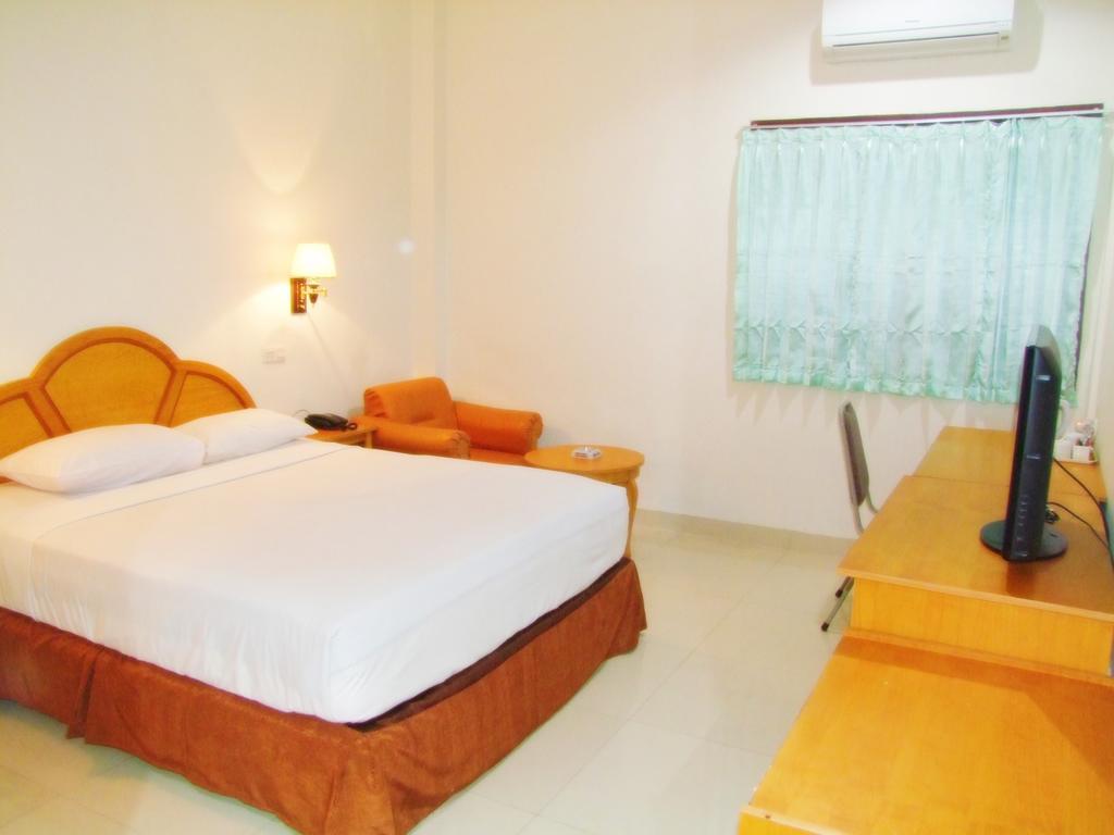 Yulia Hotel Managed By Hig Gorontalo Værelse billede