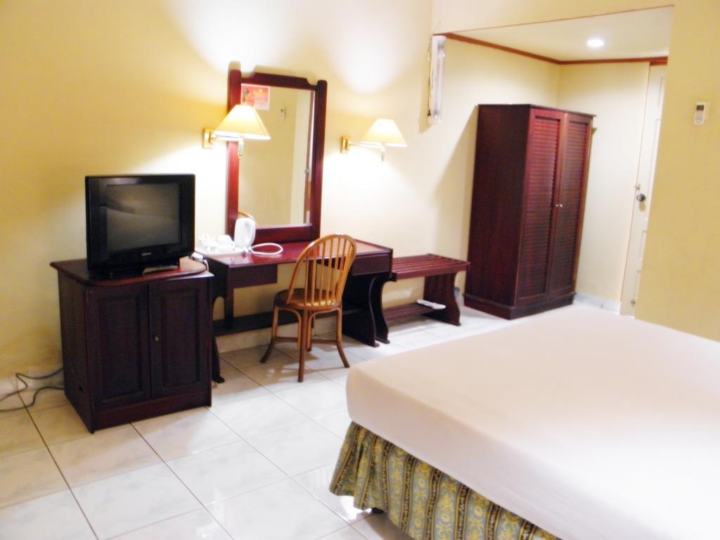 Yulia Hotel Managed By Hig Gorontalo Eksteriør billede