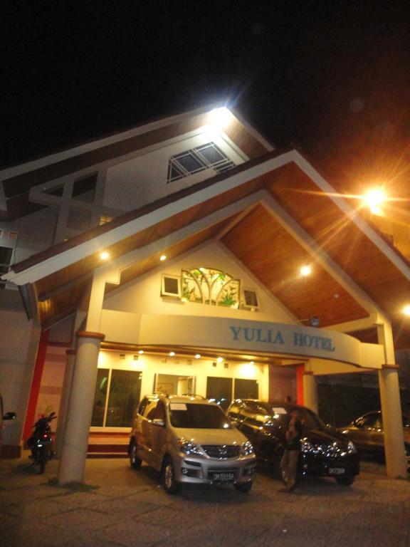 Yulia Hotel Managed By Hig Gorontalo Eksteriør billede