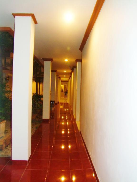 Yulia Hotel Managed By Hig Gorontalo Eksteriør billede